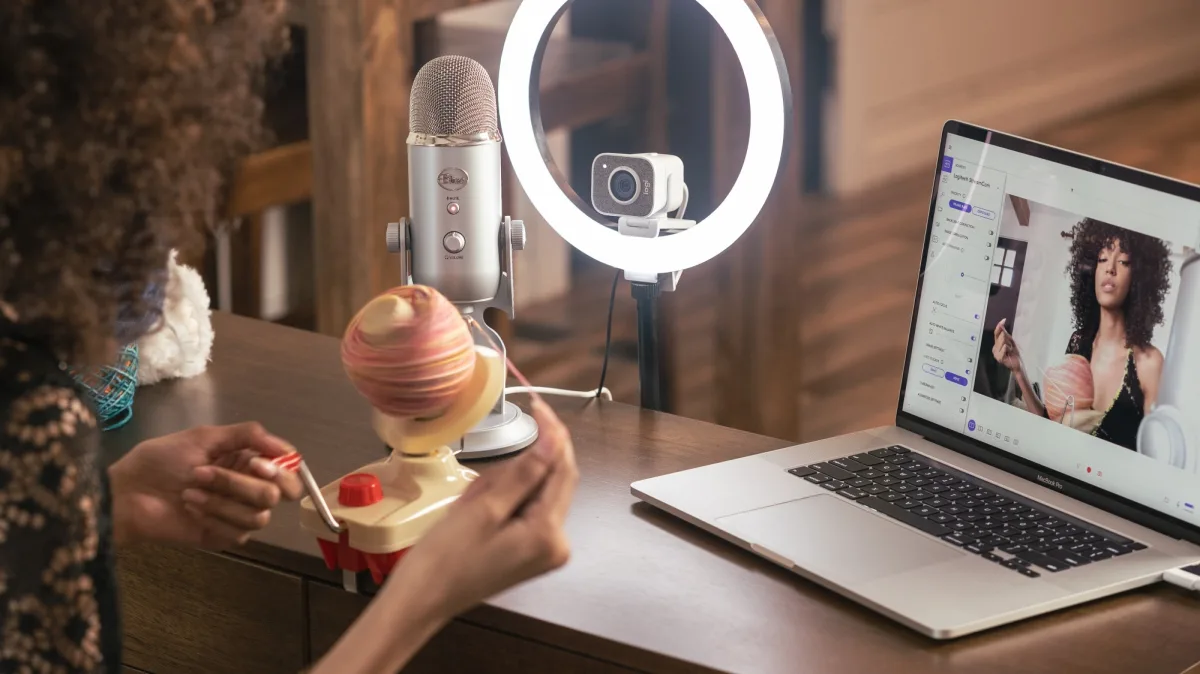 LOGITECH STREAMCAM OFF-WHITE RETAIL PKG STREAMING WEBCAM — image 7
